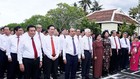 Chủ tịch nước Nguyễn Xuân Phúc cùng các đồng chí lãnh đạo, nguyên lãnh đạo Đảng, Nhà nước dâng hương tưởng nhớ đồng chí Võ Chí Công. Ảnh: TTXVN
