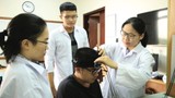 Tiến sĩ Hà Thị Thanh Hương (bìa phải) thực hiện thí nghiệm  tại phòng thí nghiệm Trường ĐH Quốc tế (ĐH Quốc gia TPHCM)