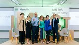 Đội ngũ lãnh đạo cấp cao của Manulife Việt Nam tại sự kiện triển lãm thuộc chương trình “Lan tỏa sức ảnh hưởng”