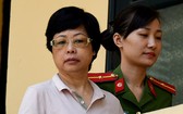 被告周氏秋娥(左)已向河內市人民法院提交上訴書,抗訴對被告宣判終身監禁的全部初審判決內容。(圖源:Zing.vn)