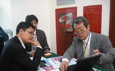 日本企業家與越南企業家洽談合作。