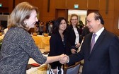 政府總理阮春福與各代表交談。(圖源:越通社)