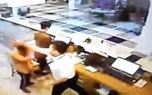 獅航機長出拳毆打酒店職員。(圖源:視頻截圖)