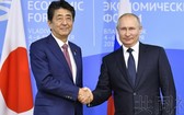 日本首相安倍晉三(左)5日在俄羅斯遠東的符拉迪沃斯托克,與總統普京舉行了會談。(圖源:共同社)