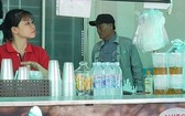 平民醫院小賣部仍售賣塑料杯。