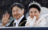 德仁天皇夫婦乘坐由豐田汽車所打造的特製敞篷車,從皇宮出發,進行即位慶祝巡遊。(圖源:共同社)