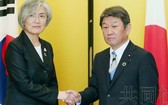 日本外相茂木敏充(右)與韓國外長康京和23日下午在名古屋市舉行會談。