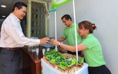 企業向各紅十字會代表介紹產品。