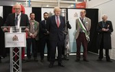 英首相、保守黨領袖約翰遜(中)在阿克斯布里奇選區的一處計票廳等待宣佈結果。(圖源:新華社)