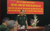 第七軍區政治部副主任黃廷鐘大校在新聞發佈會上發言。(圖源:TNO)