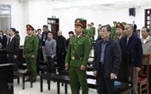 各被告人、法警及庭上所有出席者站立著聽取審判長宣讀判決書。(圖源:越通社)
