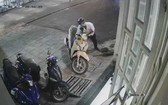 監視器記錄歹徒偷竊武成全摩托車的畫面。