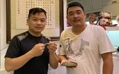 華人年輕企業家謝立輝(右)向陳列室捐贈藥材古秤。