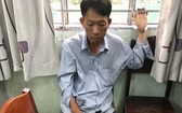 涉嫌非法買賣毒品犯罪嫌疑人阮文平被當場抓獲與毒品物證。(圖源:志石)