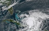 美國國家海洋和大氣管理局(NOAA)提供的GOES-16號衛星美東時間2020年7月31日早晨8點40分拍下的圖像顯示“伊薩亞斯”颶風在加勒比海移動。(圖源:AP)