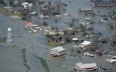 強颶風“勞拉”登陸美國路易斯安那州,狂風暴雨為當地釀成嚴重災情。圖為重災區城鎮查爾斯湖。(圖源:AP)
