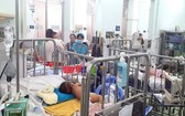 入住市第二兒童醫院接受治療的手足口病童。(圖源:段堅)