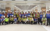 本市少數民族威信模範者代表團在參觀本市濱城-仙泉1號地鐵項目工程時合影留念。