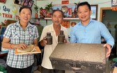 黃森煒夫婦(左一、二)把其先父母的遺物捐贈給陳列室。