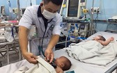市第一兒童醫院醫生在給一名入住醫院重症監護室接受治療的手足口病童查體。(圖源:舒英)