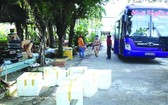 運載大量來歷不明商品的臥鋪客車被查扣。(圖源:互聯網)