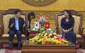 寧平省委書記阮氏秋霞(右)會見韓國國會議長朴炳錫。(圖源:人民報)