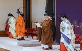 日本天皇德仁(前排右二)在“立皇嗣之禮”儀式上,宣佈其弟秋筱宮親王文仁(前排右三)成為日本皇位第一順位繼承人。(圖源:AFP)