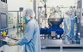 再生元製藥公司的科研人員,在紐約州的設施內研製新冠肺炎抗體療法藥物。(圖源:Getty Images)