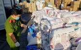 職能力量在西貢港口當場查獲大量二手醫用手套。(圖源:功源)