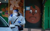 美國農貿市場的“得來速”式新冠病毒檢測站向市民提供檢測服務。 (圖源:互聯網)