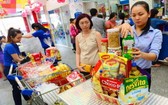 超市服務員為顧客包裝春節禮品籃。(圖源:Co.opmart)