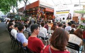 在本市阮文平書香街發佈新書。