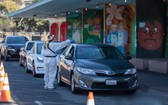 設立在美國加州舊金山Alemany農貿市場的“得來速”式新冠病毒檢測站向市民提供檢測服務。(圖源:Getty Images)