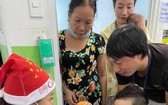 “愛心之家”慈善組向病童贈送聖誕禮物。
