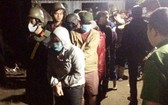 被當場抓獲的賭徒。(圖源:VOV視頻截圖)