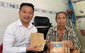 鍾貴有(右)把收藏已久的華人證件與資料捐給陳列室。