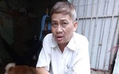 石玉清在租屋門口。