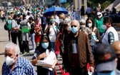 墨西哥城民眾輪候接種新冠疫苗。(圖源:路透社)