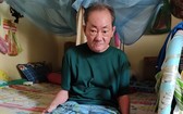 張朝傑雙眼視力模糊,雙腳浮腫,行動不便。