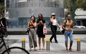 以色列衛生部宣佈,由於大部分人接種了冠病疫苗,以色列疫情日趨緩和,新增確診病例持續減少,人們在戶外無需佩戴口罩,但在室內還需佩戴口罩,並保持社交距離。 (圖源:路透社)