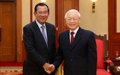 黨中央總書記阮富仲(右)與柬埔寨王國政府總理洪森。(圖源:VGP)