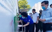 市越南祖國陣線委員會主席蘇氏碧珠與各代表一同塗鴉宣傳壁畫。(圖源:市越南祖國陣線委員會)