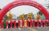 國家副主席武氏映春(黃衣者)出席阮太學橋落成剪綵儀式。(圖源:寶斗)