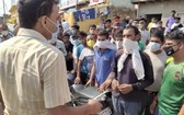假酒中毒事件發生後,村民與一名官員交談。(圖源:PTI)