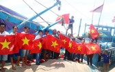 平順省漁民展開國旗合照。(圖源:勞動者報)