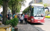 圖為一輛駛入市區並停留在奠邊府街上的臥鋪客車。(圖源:明軍)