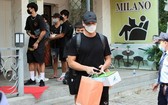 球員們完成隔離後離開隔離區返家。(圖源:黃松)