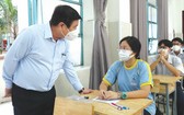 市人委會主席阮成鋒與考生交談。