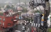 當地時間7月3日上午,日本靜岡縣熱海市發生土石流意外,民宅在一瞬間被土石掩埋。(圖源:視頻截圖)