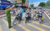 職能力量檢查街上來往民眾。(圖源:明和)